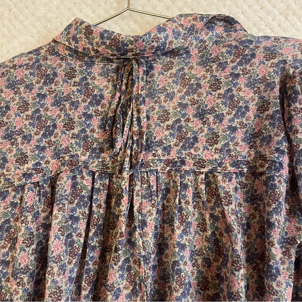 Dress Forum Button-Up Blouse Long Sleeve Lightweight Blue Pink Floral Large NWT - Picture 5 of 6